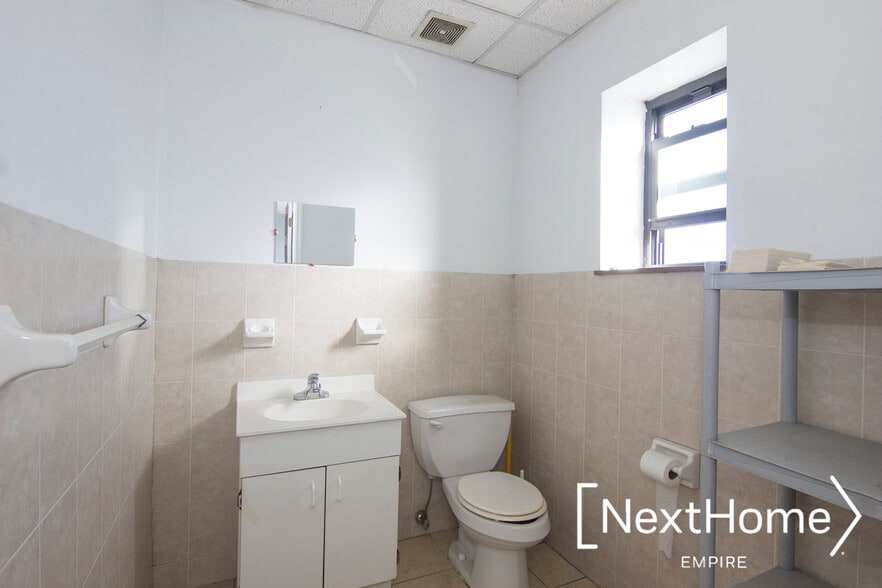 1850 42nd St, Astoria, NY for lease - Building Photo - Image 3 of 8