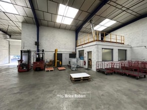 Office in Champagne-au-Mont-d'Or for lease Interior Photo- Image 2 of 2