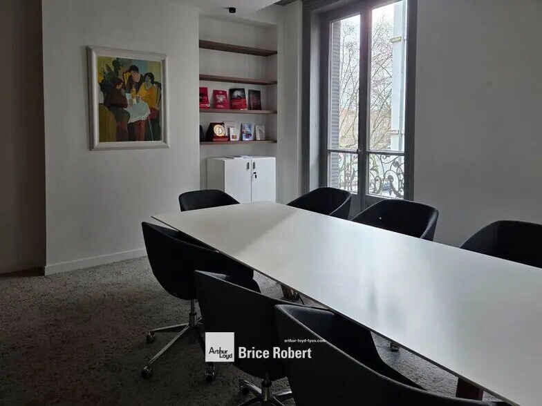 Office in Lyon for lease - Building Photo - Image 3 of 13