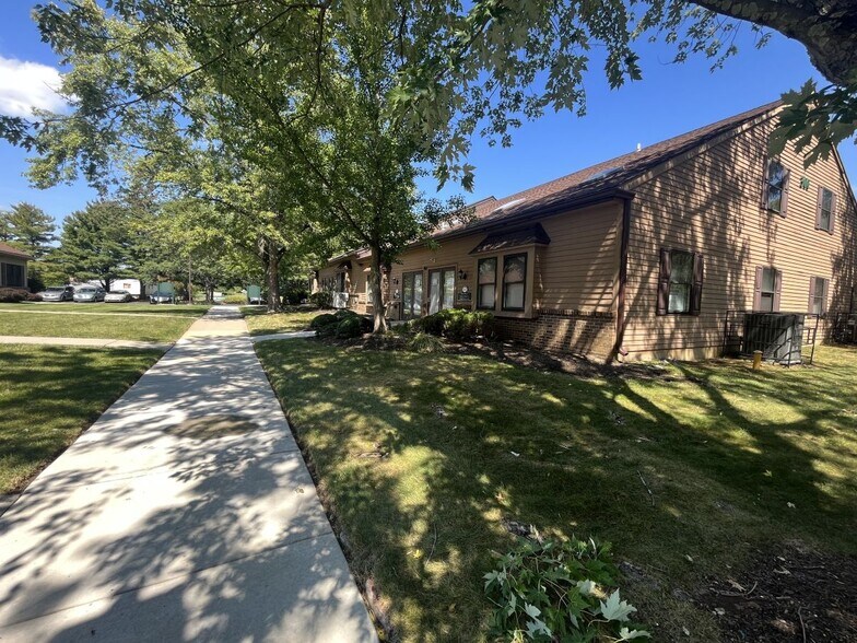 1609 Woodbourne Rd, Levittown, PA for lease - Building Photo - Image 3 of 9