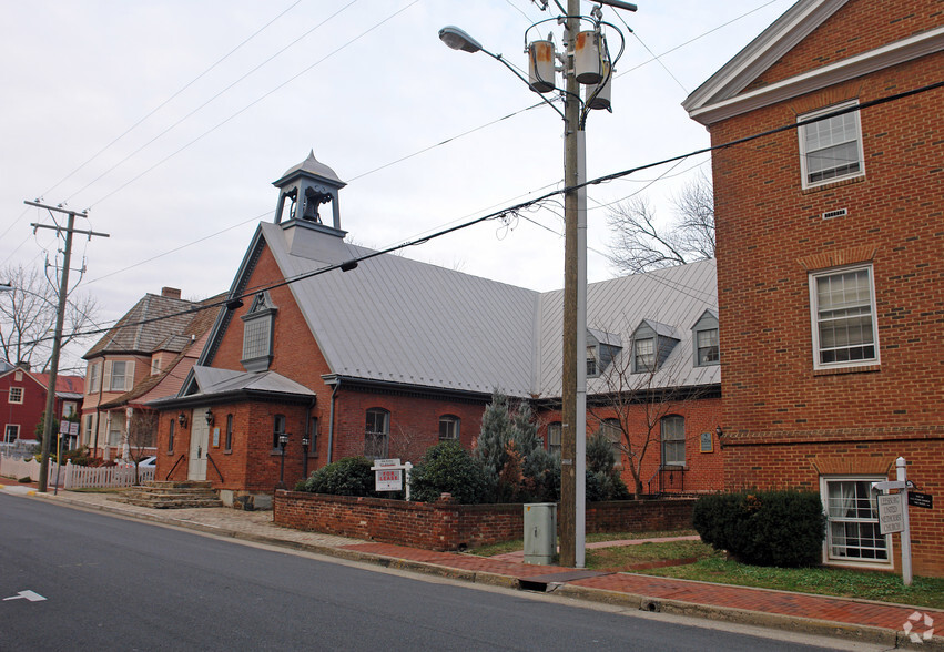 5-7 Wirt St SW, Leesburg, VA for lease - Primary Photo - Image 1 of 11