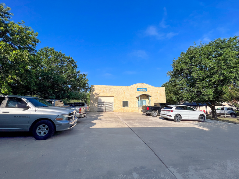 10876 Hillpoint Dr, San Antonio, TX for lease - Building Photo - Image 2 of 6