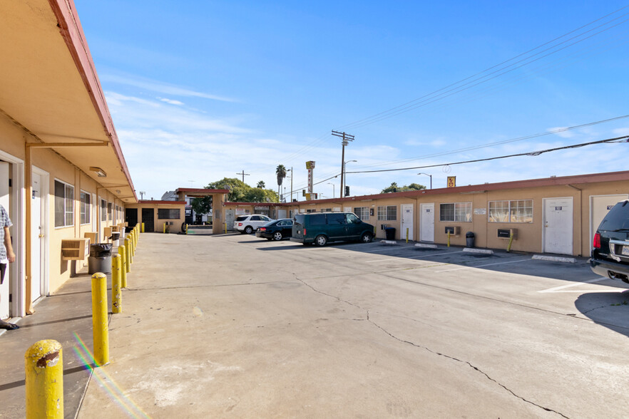 10721 S Broadway, Los Angeles, CA for sale - Building Photo - Image 1 of 1