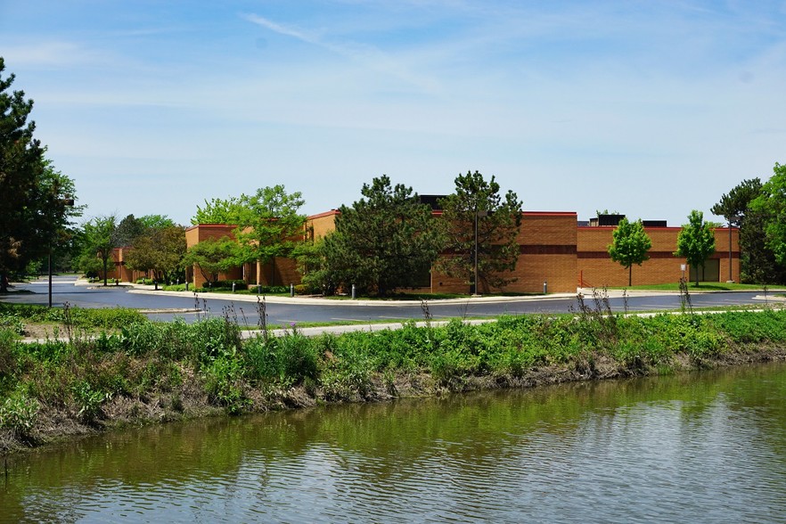 1300-1398 Busch Pky, Buffalo Grove, IL for lease - Building Photo - Image 2 of 6