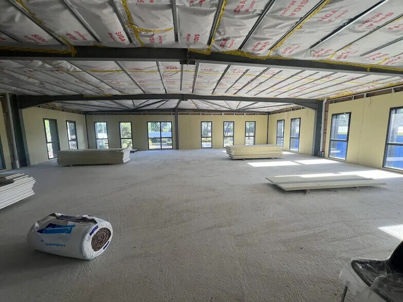 Retail in Gujan-Mestras for lease - Interior Photo - Image 2 of 11