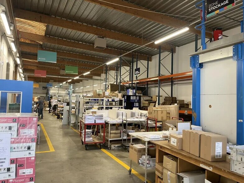 Flex in Colombes for lease - Interior Photo - Image 2 of 10