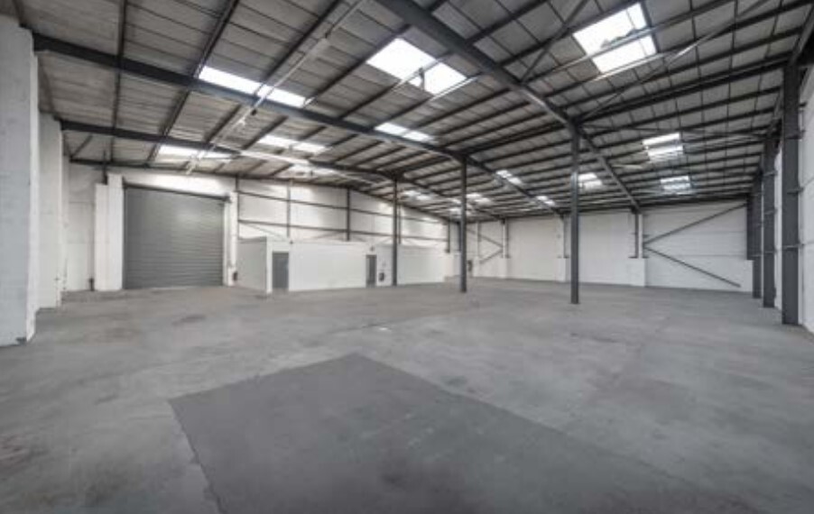 Field Way, Greenford for lease - Interior Photo - Image 2 of 3