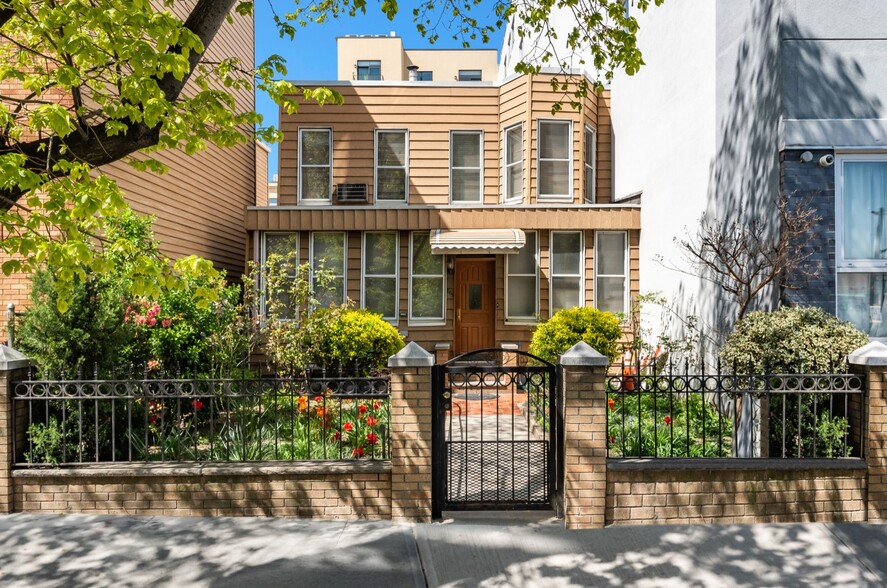 205 Java St, Brooklyn, NY for sale - Primary Photo - Image 1 of 1