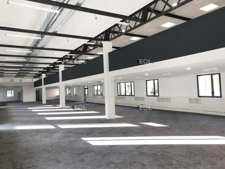 Office in Vénissieux for lease - Building Photo - Image 3 of 9