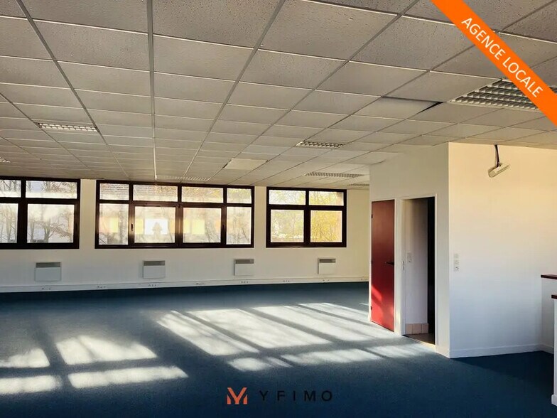 Flex in Voisins-le-Bretonneux for lease - Interior Photo - Image 1 of 5