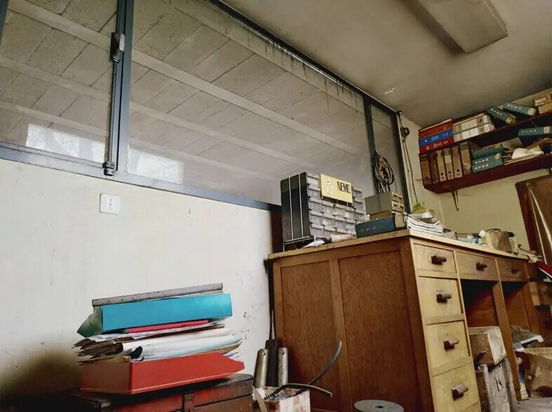 Retail in Challes-les-Eaux for lease - Interior Photo - Image 2 of 5