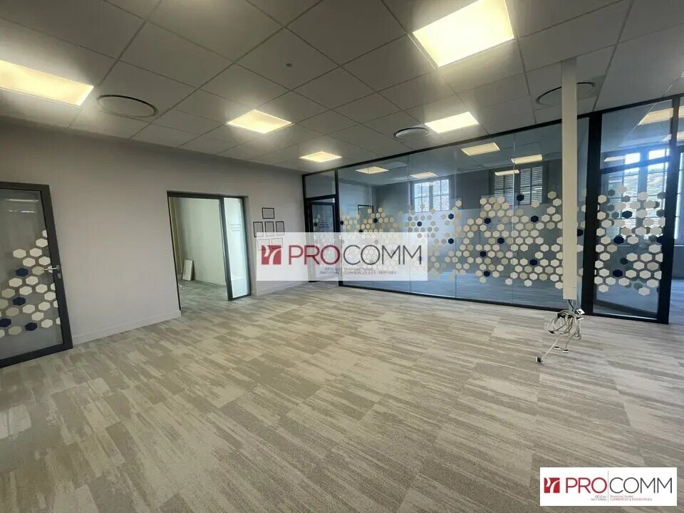 Office in Chartres for lease Interior Photo- Image 1 of 13