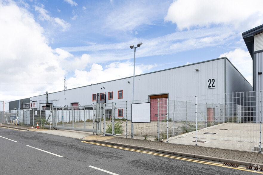 Hornet Way, London for lease - Primary Photo - Image 1 of 3