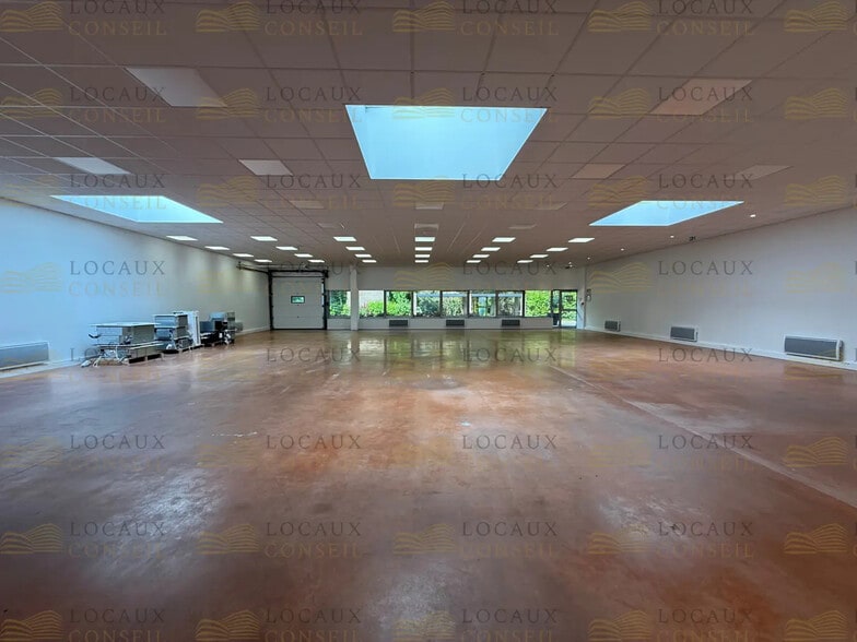 Flex in Trappes for lease - Interior Photo - Image 1 of 9