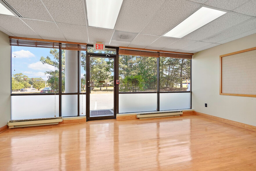 131 Elden St, Herndon, VA for sale - Building Photo - Image 2 of 30