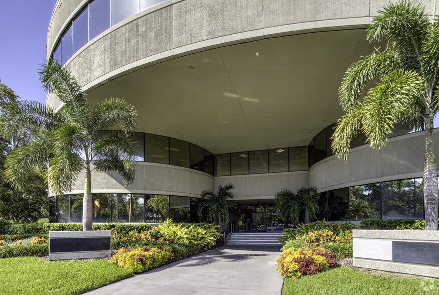 5404 Cypress Center Dr, Tampa, FL for lease - Building Photo - Image 3 of 37