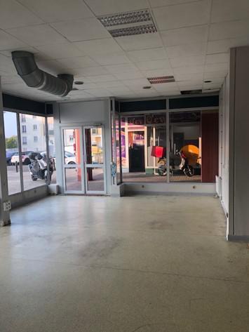 31 Place Du 14 Juillet 1789, Moissy-Cramayel for lease - Interior Photo - Image 3 of 5