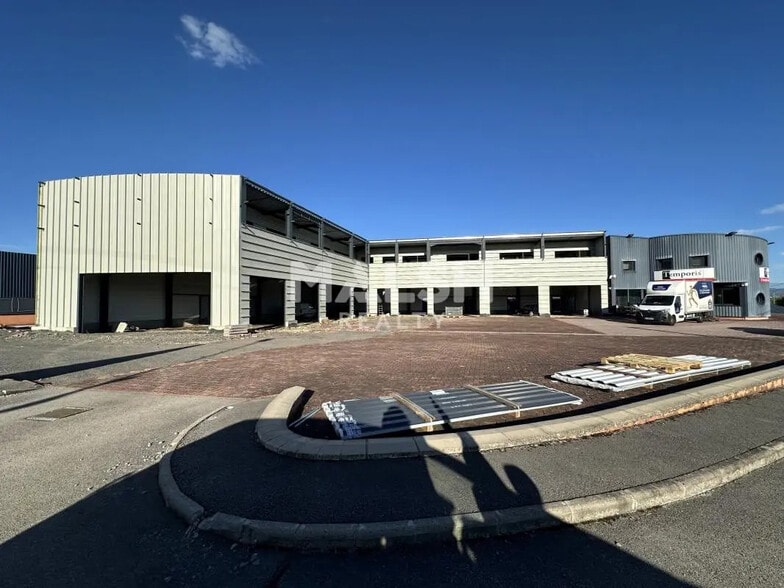 Flex in Guéreins for lease - Building Photo - Image 3 of 8