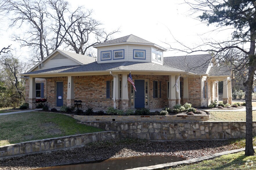 627 W College St, Grapevine, TX for sale - Primary Photo - Image 1 of 1