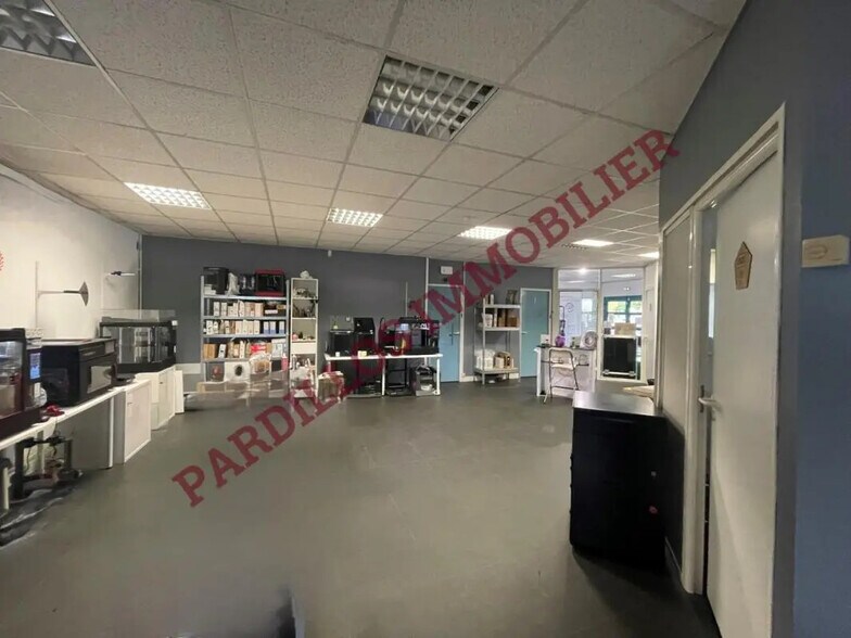 Office in Mondeville for lease - Interior Photo - Image 3 of 4