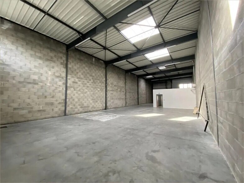 Office in Saint-Priest for lease - Interior Photo - Image 2 of 5