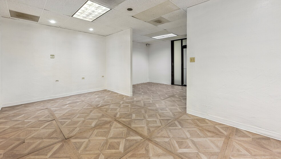 1001 S Sherman St, Richardson, TX for lease - Interior Photo - Image 2 of 24