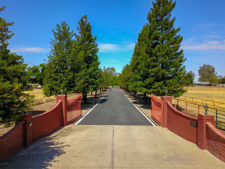 4215 N Riverbend Ave, Sanger, CA for sale - Building Photo - Image 1 of 1