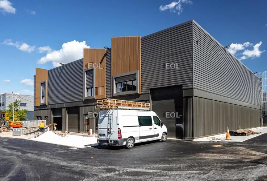 Flex in Courtry for sale - Building Photo - Image 2 of 8