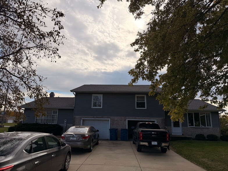 Two Duplex; Crown Point, IN portfolio of 2 properties for sale on LoopNet.com - Building Photo - Image 1 of 14