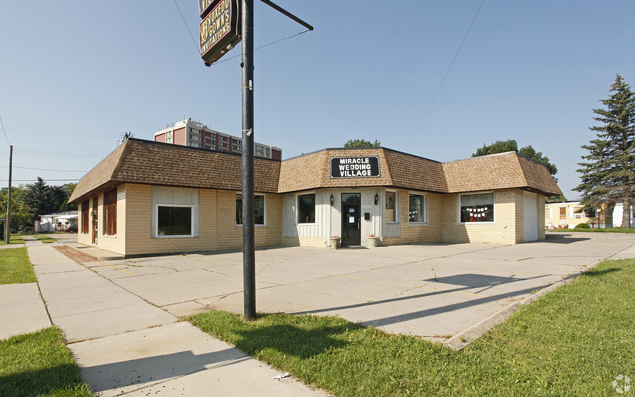 21745 W Warren Ave, Dearborn Heights, MI for sale Primary Photo- Image 1 of 1