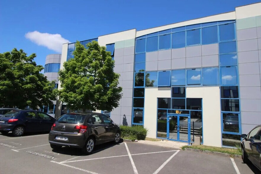 Office in Saint-Grégoire for lease - Building Photo - Image 3 of 4