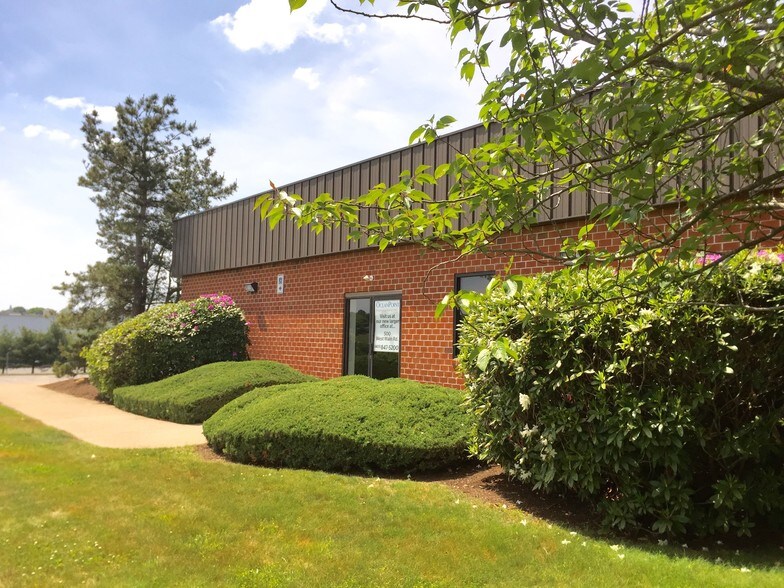 73 Valley Rd, Middletown, RI for sale - Building Photo - Image 1 of 1