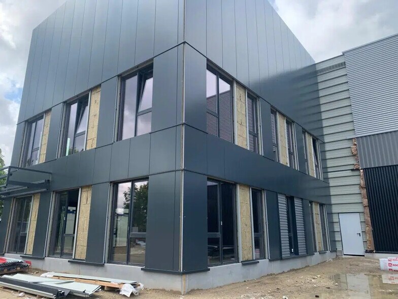 Industrial in La Courneuve for lease - Building Photo - Image 3 of 10