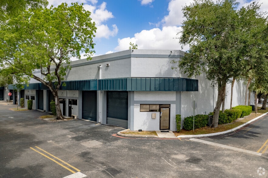 6741 W Sunrise Blvd, Plantation, FL for lease - Building Photo - Image 3 of 12
