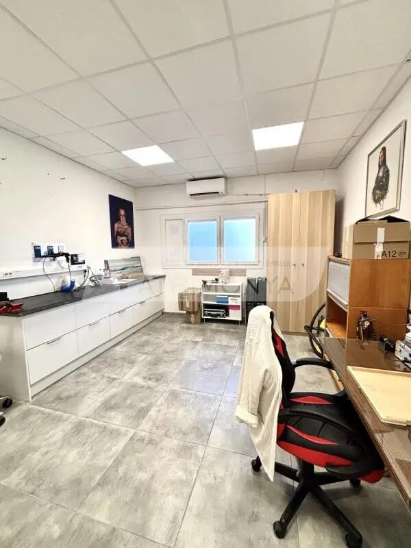 Retail in Marseille for sale Primary Photo- Image 1 of 1