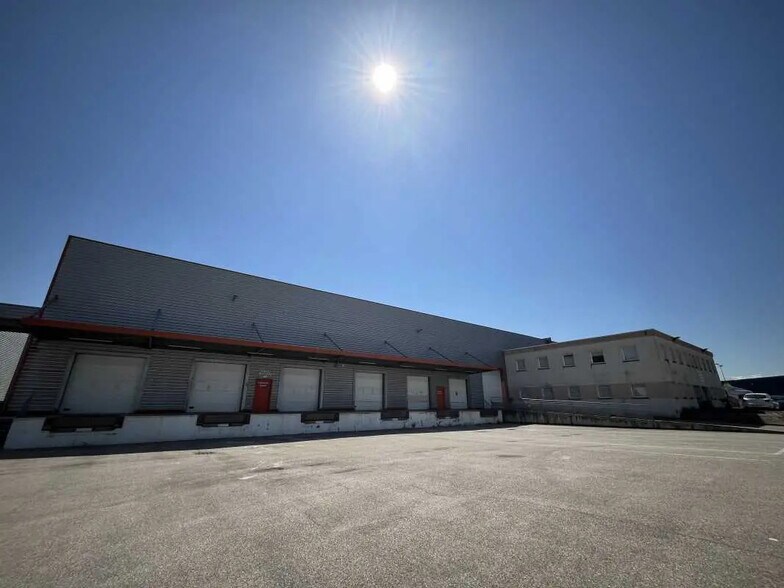 14 Avenue Maréchal Juin, Saint-Laurent-de-Mure for lease - Building Photo - Image 1 of 6