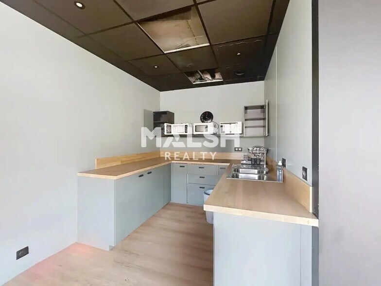 Office in Bron for lease - Interior Photo - Image 2 of 14