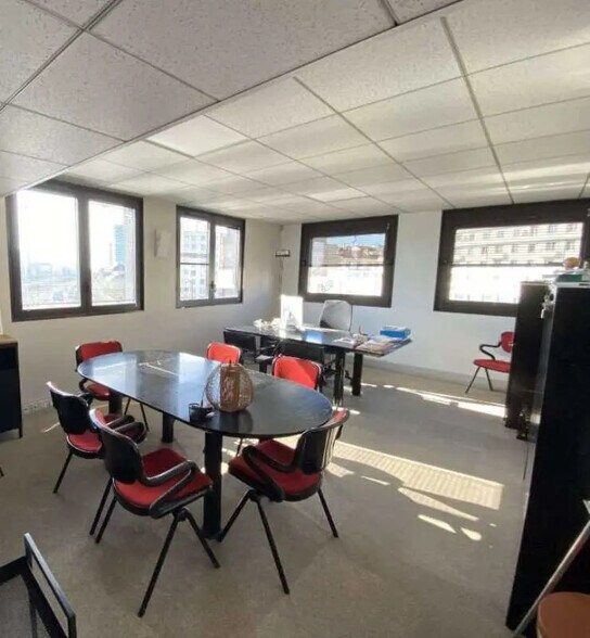 Office in Lyon for lease - Interior Photo - Image 3 of 4