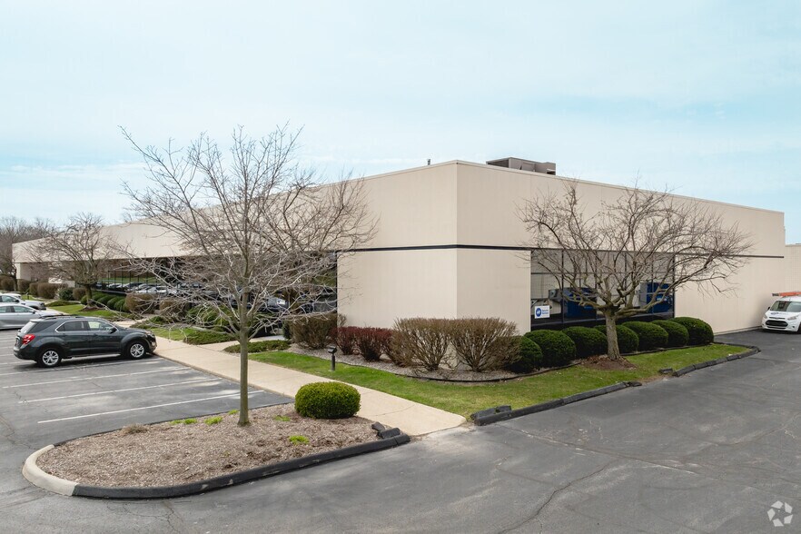 1718-1722 Indian Wood Cir, Maumee, OH for lease - Building Photo - Image 3 of 8