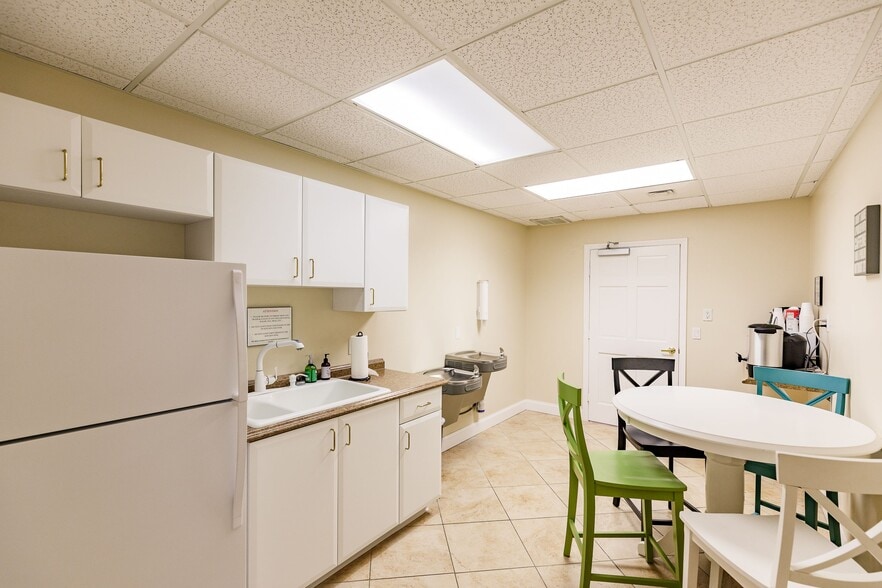 12535 New Brittany Blvd, Fort Myers, FL for lease - Interior Photo - Image 3 of 9