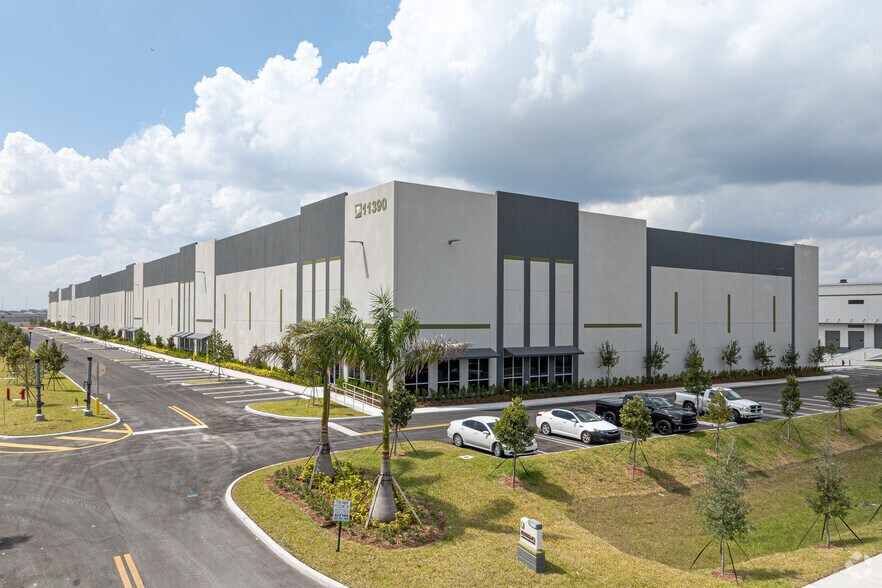 11390 W 43rd Ave, Hialeah, FL for sale - Primary Photo - Image 1 of 1