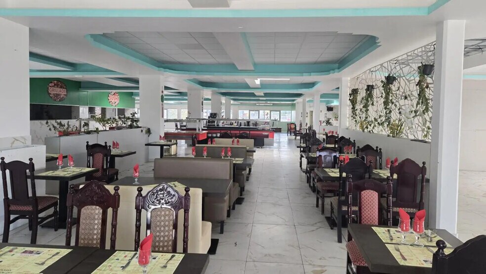 Retail in Puget-sur-Argens for lease - Building Photo - Image 2 of 6