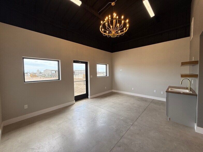 405 E Interstate 20, Big Spring, TX for lease - Building Photo - Image 3 of 23