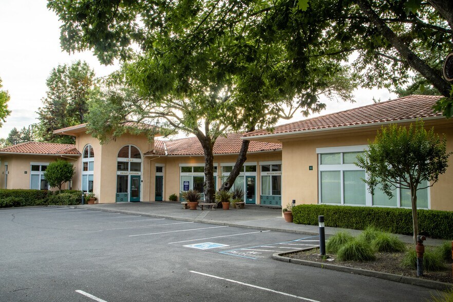 1207 Vine St, Healdsburg, CA 95448