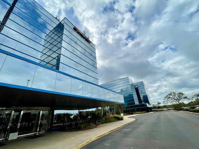 13577 Feather Sound Dr, Clearwater, FL for lease - Building Photo - Image 3 of 19