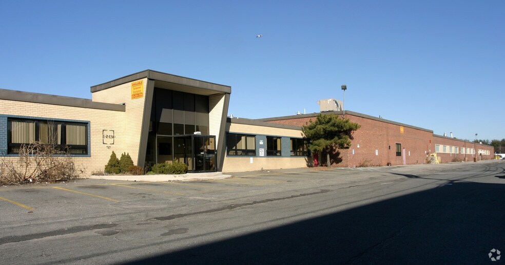 717 Main St, Westbury, NY for sale - Primary Photo - Image 1 of 1