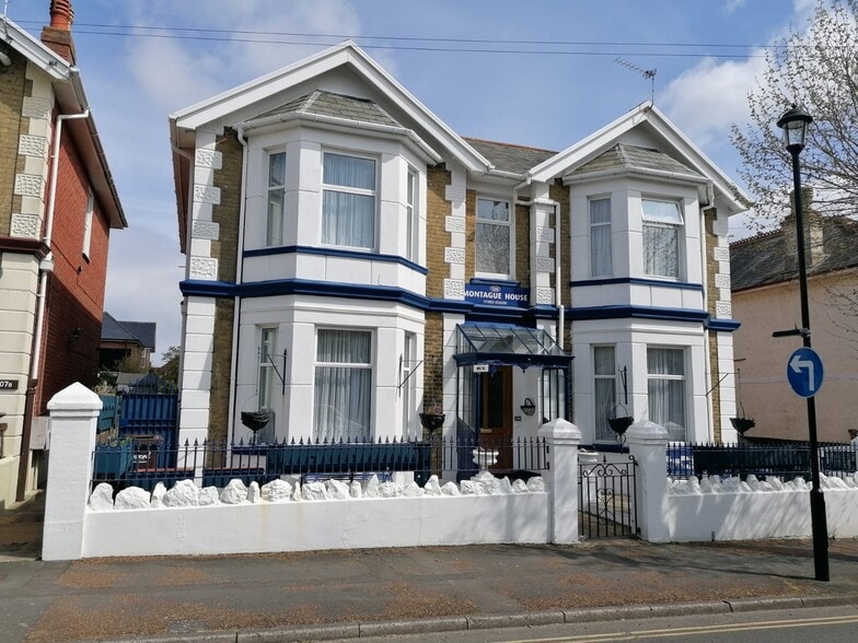 109 Station Av, Sandown for sale - Building Photo - Image 1 of 5