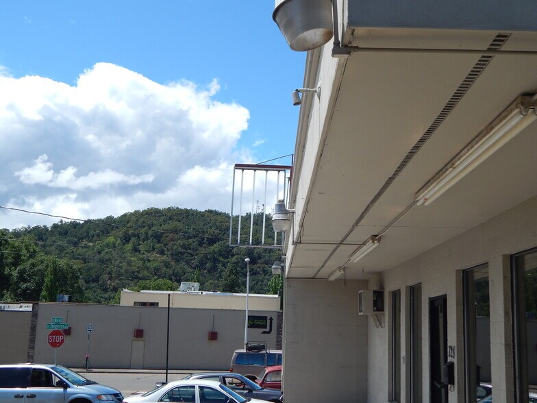 728 SE Rice Ave, Roseburg, OR for lease - Building Photo - Image 2 of 15