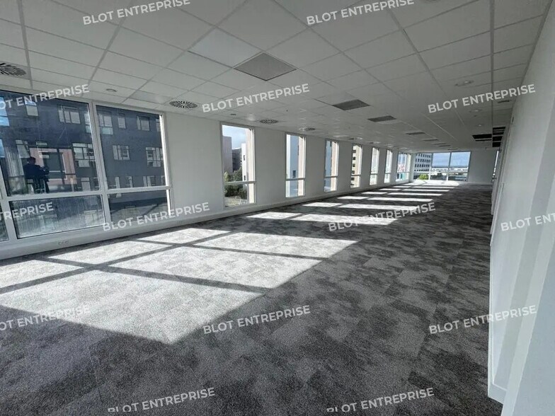 Office in Saint-Jacques-de-la-Lande for lease - Building Photo - Image 2 of 12