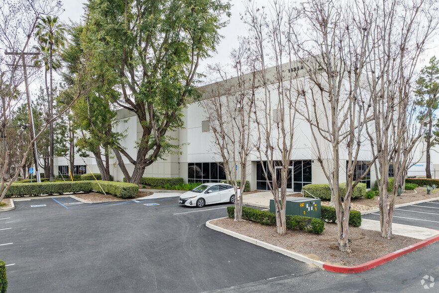 1335 Philadelphia St, Pomona, CA for lease - Primary Photo - Image 1 of 8